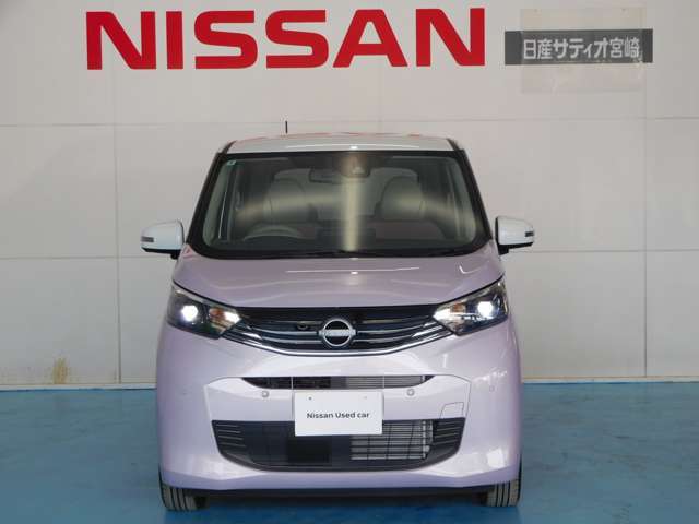 白色光で遠方まで明るく照らしだし、ナイトドライブでの安全運転をサポート