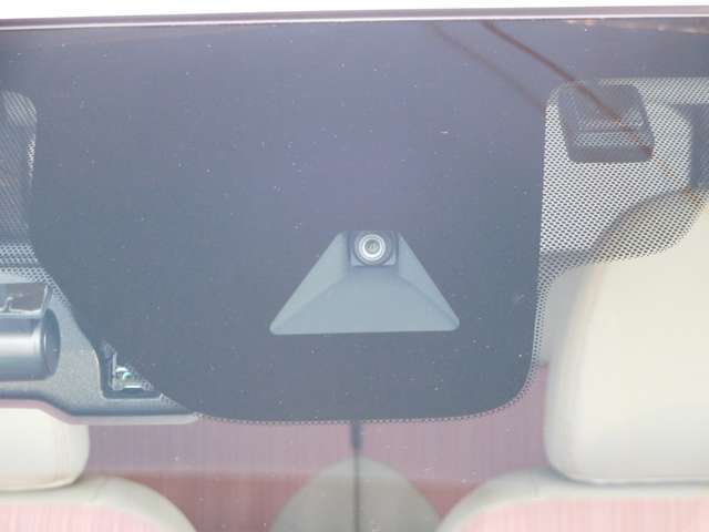 前方の車両を検知。 衝突軽減ブレーキ装備で安心です