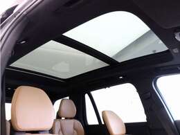 屋根一面まるごととも言える特大サイズのチルトアップ機構付電動パノラマ・ガラス・サンルーフ。晴天時はもちろん、雨天・曇天時にもシェードを開けることで常に開放的な車内空間を実現させてくれます。