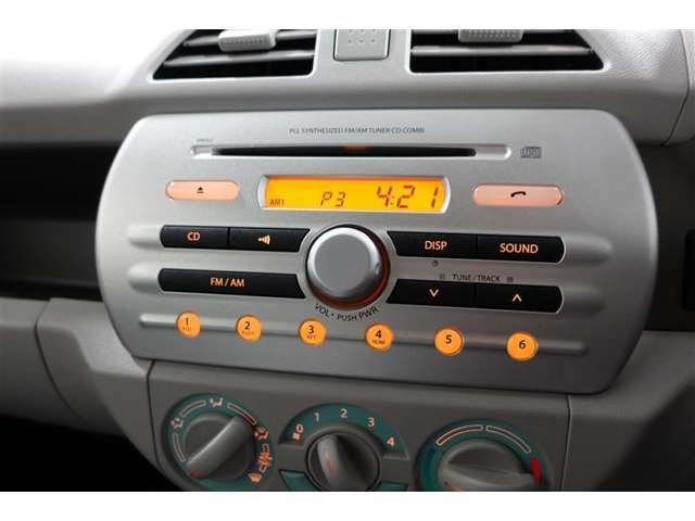 オーディオは純正CDラジオ装備！純正だからインパネにジャストフィットしています。