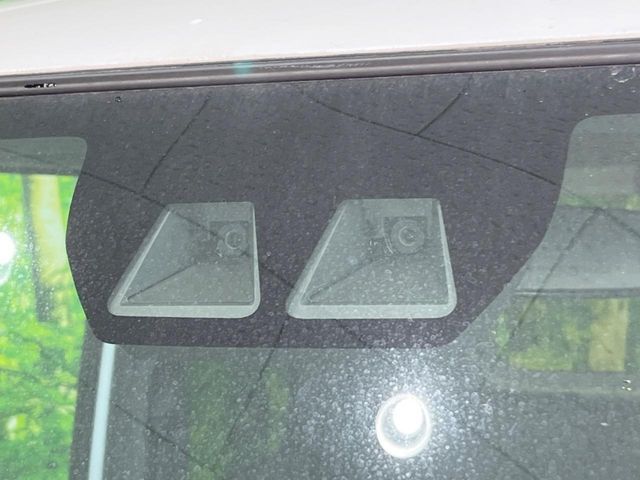 【スマートアシスト】走行中に前方の車両等を認識し、衝突しそうな時は警報とブレーキで衝突回避と被害軽減をアシスト。より安全にドライブをお楽しみいただけます。