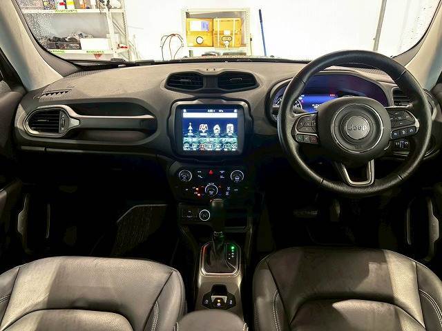 コックピット。車内もキレイで嫌な臭いもありません！ご納車後の臭いが付きにくくなる「空気触媒コーティング」もあります。