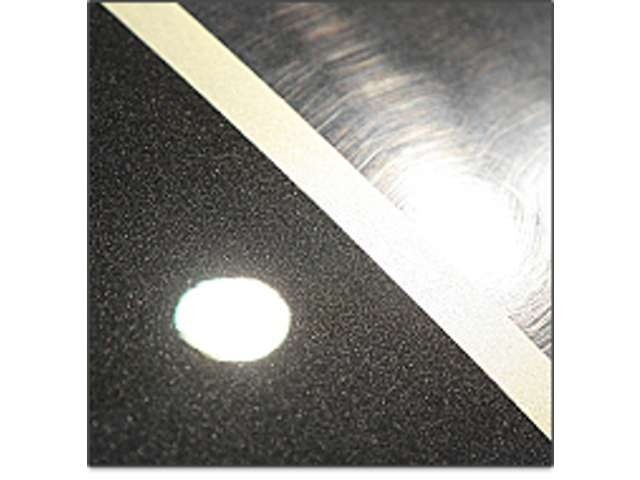 ■卓越した磨きの技■　洗車などで傷ついたボディ表面を何段階にも分けて丁寧に磨いていきます。熟練した技術で車本来の美しさを引き出します。