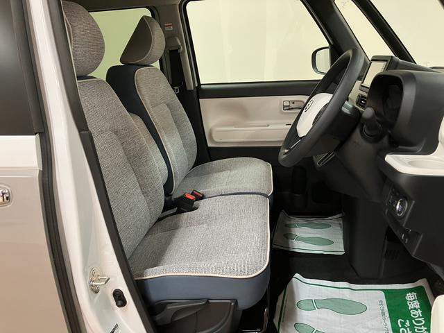 広々として運転のしやすい運転席☆　足元も広々としていますよ♪