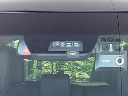 【三菱e-Assist】走行中に前方の車両等を認識し、衝突しそうな時は警報とブレーキで衝突回避と被害軽減をアシスト。より安全にドライブをお楽しみいただけます。