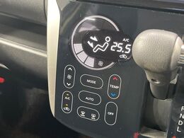 【オートエアコン】一度お好みの温度に設定すれば、車内の温度を検知し風量や温度を自動で調整。暑い…寒い…と何度もスイッチ操作をする必要はありません。快適な車内空間には必須の機能ですね♪