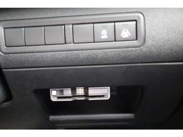 運転席操作部＋ETC　アイドリングキャンセルも物理スイッチで押しやすい
