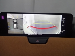 狭い場所での駐車やすれ違いなどでより的確な運転操作に役立つ360°ビューモニターが装備されています。