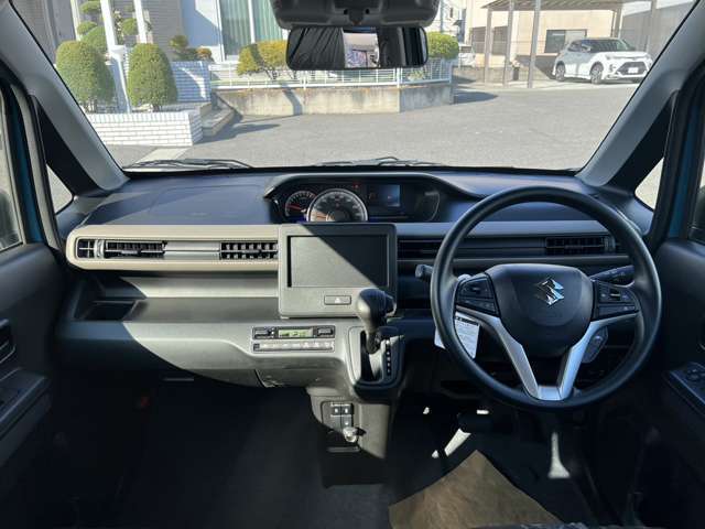 操作しやすいインパネシフトは、運転席と助手席の足元空間を格段に広くしました。