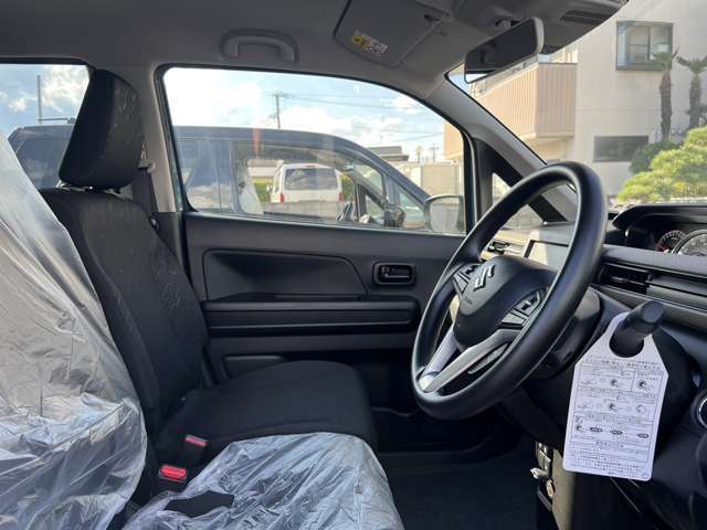 操作しやすいインパネシフトは、運転席と助手席の足元空間を格段に広くしました。