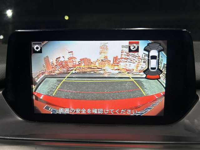 【バックカメラ】運転席から画面上で安全確認ができます。駐車が苦手な方にもオススメな便利機能です。