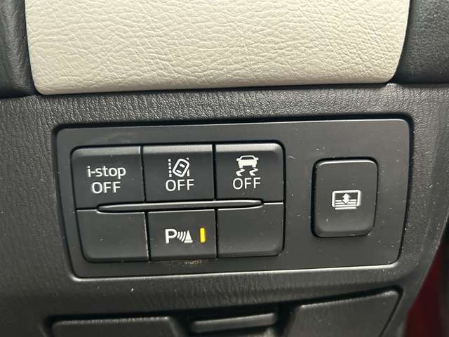 【電動リアサンシェード】高級車の後席に搭載されるサンシェードは電動格納致します。