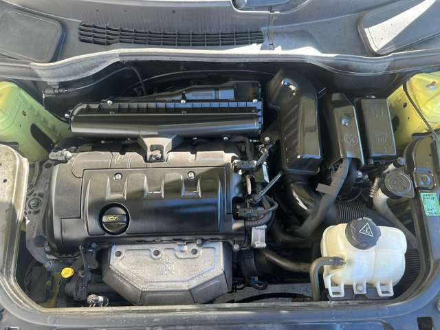 エンジンルームになります。