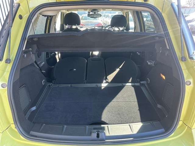 リアシートを倒せば、こんなに広くなっちゃいます♪
