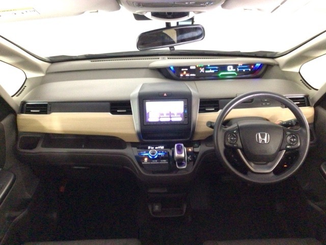 【前方視界】開放的な前方視界！運転がしやすく疲れにくいです♪窓が大きく、見通しがとっても良いおクルマですよ♪