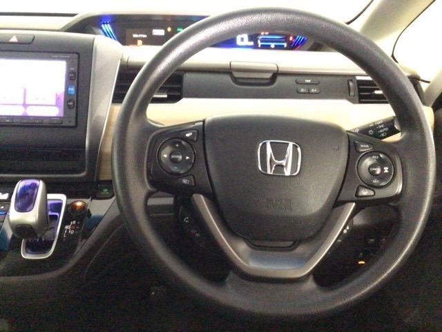 【ハンドル】運転にかかわる様々な操作を安全に行えるように視点移動が少なく操作性に配慮されたスイッチ類が凝縮されたコックピットです。