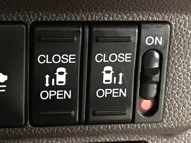 【両側パワースライドドア】両側がパワースライドドアになっており、運転席のスイッチやスマートキーでも開閉が可能です！開口部も広いので乗り降りも楽々♪