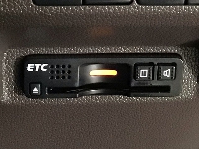【ETC車載器】もはや必須アイテムのETCを搭載！高速道路のご利用時にとても便利！わずらわしい料金所での現金支払いが不要となりスムーズに通過できます♪