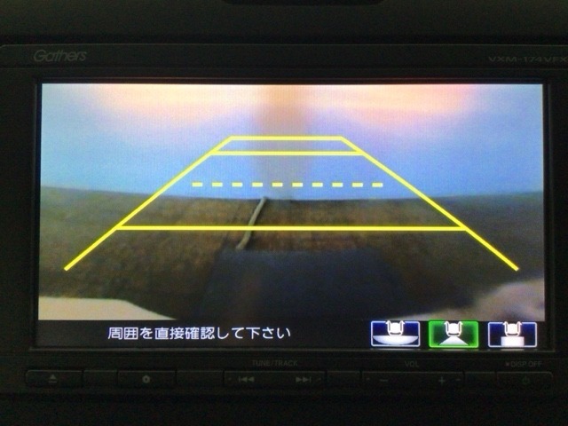 【バックカメラ】運転が苦手な方も車庫入れラクラクです！ギアをリバースに入れれば自動的に切り換わりますので、面倒な操作は不要です♪狭い駐車場もお車を傷つけず安心ですね！