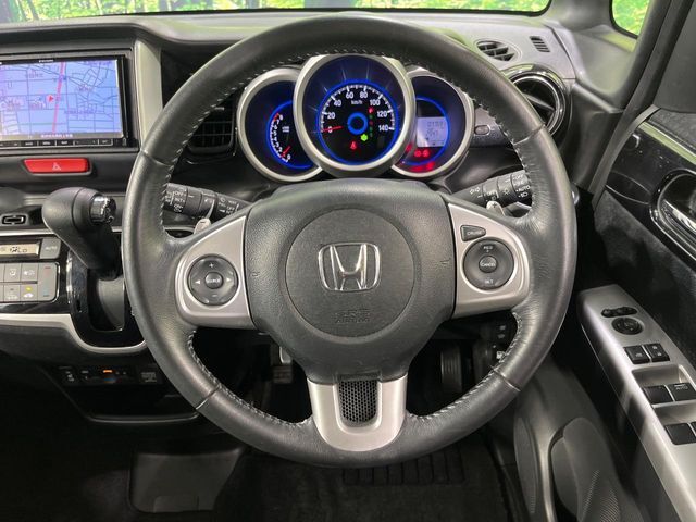 【純正革巻きステアリング】上質な革を使用することで、手にしっかり馴染みとても運転しやすいハンドルです♪