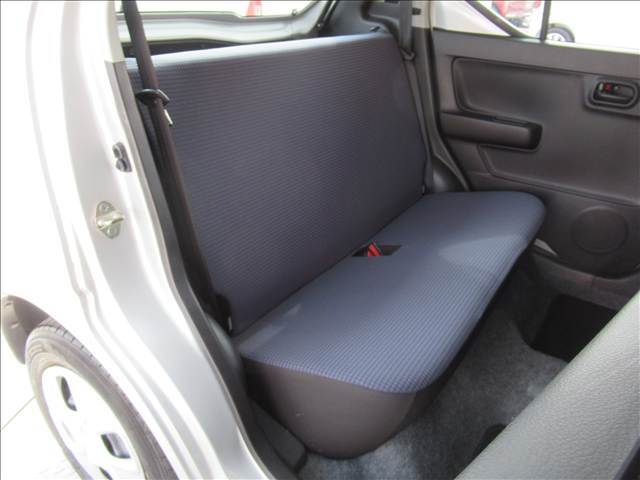 広々とした2列目は大人が乗っても快適にロングドライブが楽しめます。