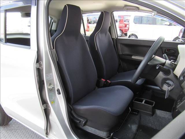 運転席シートは使用感が少なく、良好な状態になっております。前オーナーが綺麗に使っていたのがわかりますね。