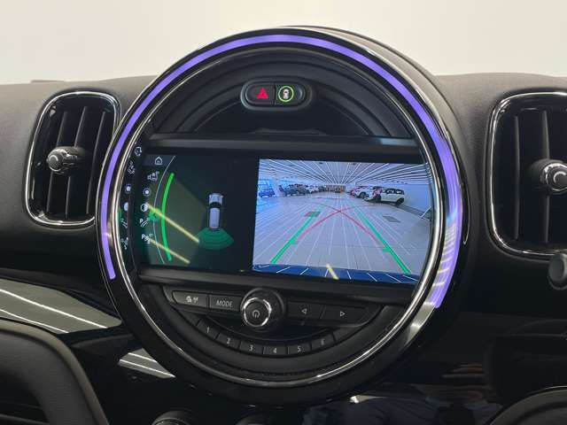 全国の店舗にて地域に密着した在庫展示を行なっております。その店舗でしか展示されないお車もございますので、お客様にとってお気に入りの店舗が見つかるかもしれません。