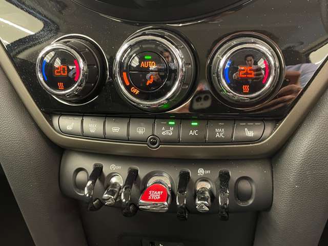 ラテン語の「自由」と「翼」を組み合わせたブランドネーム、LIBERALA　既成概念にとらわれない「自由」な発想と、あらゆることに興味を持つ知識の「翼」、そのふたつを合わせることで、常に新しい輸入車選び