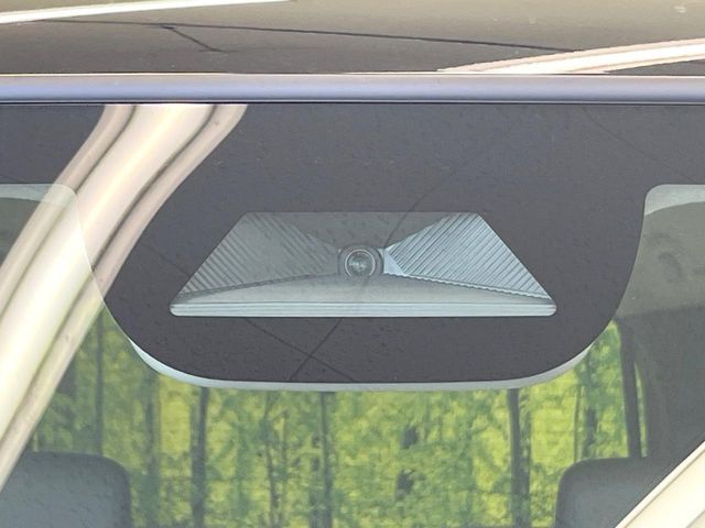 【ホンダセンシング】走行中に前方の車両等を認識し、衝突しそうな時は警報とブレーキで衝突回避と被害軽減をアシスト。より安全にドライブをお楽しみいただけます。