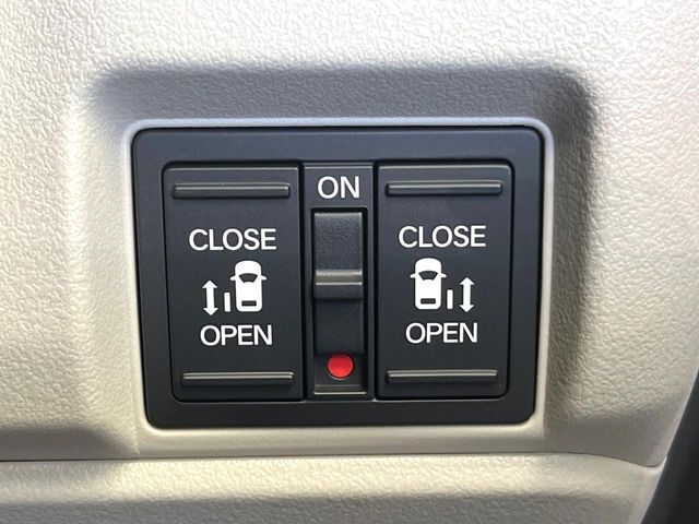 【両側パワースライドドア】スマートキーや運転席のスイッチで後席両側スライドドアの開閉が可能♪電動だから力を入れてドアを開ける必要が無く、小さなお子様でも簡単に開け閉めでき快適です♪