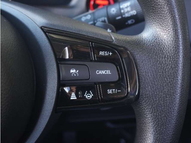 【アダプティブクルーズコントロール】予め設定した車速内でクルマが自動的に加減速。前走車との適切な車間距離を維持しながら追従走行します。【LKAS】車線維持支援システムでステアリング操作を支援。