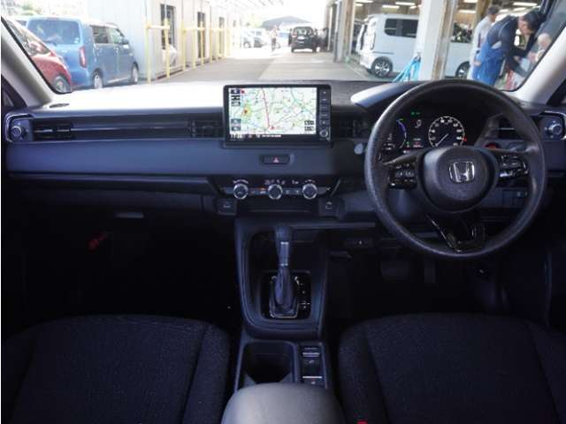 視界広々で運転しやすくロングドライブでも疲れを感じさせないすっきりとまとまったインパネ周りです。
