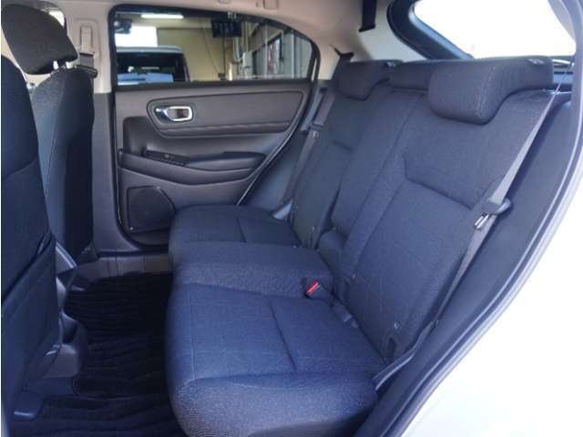 家族やご友人とBBQに行くとき、楽しさは道中の車内から始まっています！このベンチシートに座って、みんなで和気あいあい盛り上がりましょう！