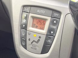 【オートエアコン】一度お好みの温度に設定すれば、車内の温度を検知し風量や温度を自動で調整。暑い…寒い…と何度もスイッチ操作をする必要はありません。快適な車内空間には必須の機能ですね♪