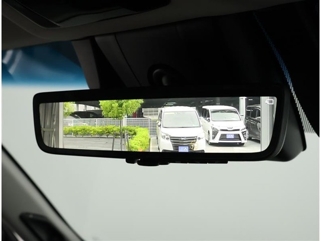 デジタルインナーミラー装備！車両後方のカメラの映像をデジタル補正で視認性を向上させてインナーミラー内に表示します♪視界を遮るものがなく、後席に同乗者がいても後方を確認しやすく安心です♪