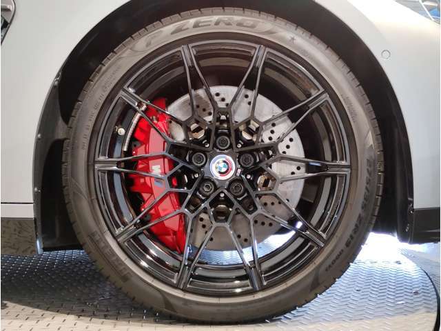 【BMWアロイホイル】軽量かつ強度に拘ったアロイホイル。走行性能ポテンシャルを引き出す設計。車の足元を引き締めてくれる大きなポイントはアロイホイルです。