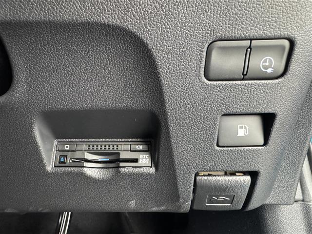 【ETC】有料道路を利用する際に料金所で停止することなく通過できる、ETC車載器（ノンストップ自動料金収受システム機器）が装備されています。セットアップを行うことで利用可能になります。