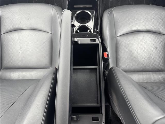 【グローブボックス】車検証ケースや、日頃使う小物類の収納に便利ですね！