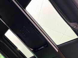 【左右独立ムーンルーフ】2列目左右席にそれぞれ配置されたガラスルーフ！日差しに合わせて片側だけシェードを閉めることも可能です！