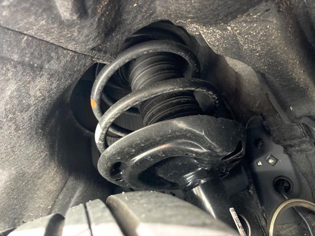 お車を安心してお乗りいただく為には、足回りの定期点検が欠かせません。サービスサポート（有償保証）では無料点検もご提供しており、安心のカーライフをお過ごしいただけるサポート体制が整っています。