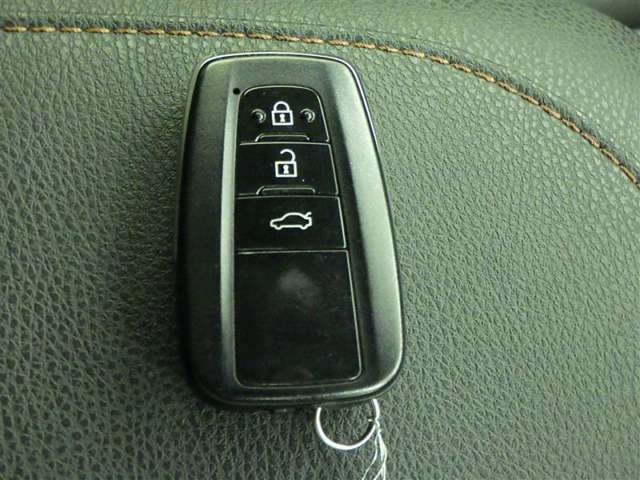 鍵がポケットの中でもドア開閉・エンジンスタートが可能な便利なスマートキーです！