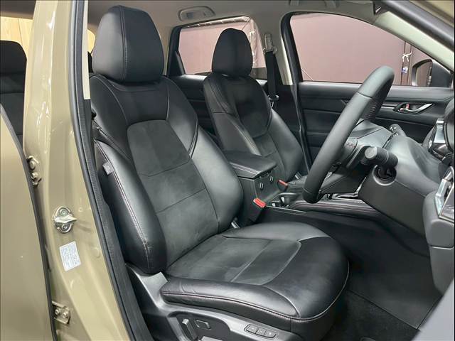 【ハーフレザーシート】を装備しており、車内の高級感がアップしております☆