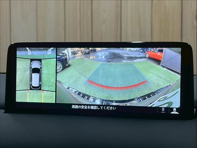 【アラウンドビューモニター】 クルマを上空から見下ろしているかのように、直感的に周囲の状況を把握できます。