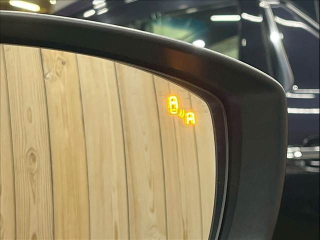 人気安全装備【ブラインドスポットモニター】を搭載！車線変更の際別車線且つ後方に車両が来ていることを知らせてくれる優れものです！