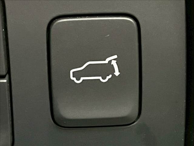 【パワーバックドア】荷物を持ちながらでも簡単にリアゲートを開閉できる高級装備の1つです。