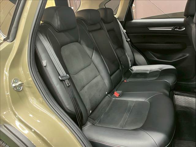 セカンドシートはリクライニング可能でくつろぎの空間。大人二人が乗っても十分なスペースが確保されております。