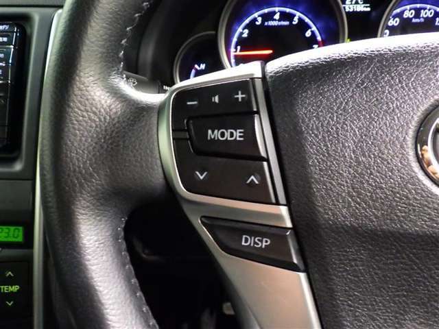 ステアリングスイッチ装備！運転しながら手元でオーディオの操作などができます。