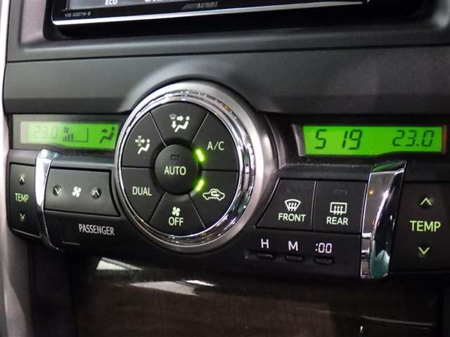 運転席・助手席・独立型オートエアコン。運転手とパートナー別々の温度設定が出来快適なドライブが楽しめます！！