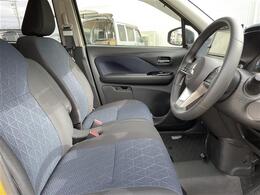 【運転席】座り心地が良いシートなので長時間の運転でも快適にお過ごしいただけます。新品のフロアマットのご注文も可能です。掲載箇所以外にご希望の写真がございましたらお気軽にお問い合わせ下さい。