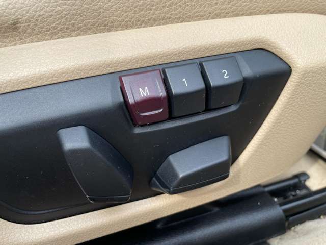 運転席・助手席共にパワーシートになっておりリクライニングや高さの微調整もスイッチ一つで可能です♪体格の良い方から小柄な方まで自分にベストなポジションでお乗り頂けます♪動作確認済みでございます♪